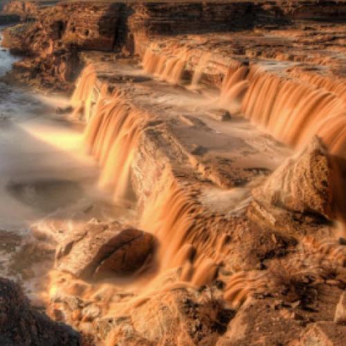 Veja as cataratas de chocolate nesse vídeo