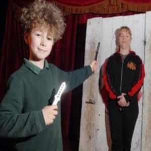 Aos 10 anos, garoto é o mais jovem atirador de facas da Inglaterra