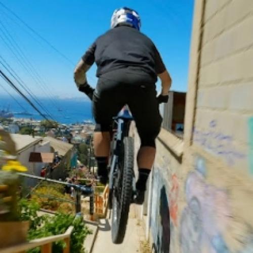 Drone captura decida insana de bicicleta em uma cidade