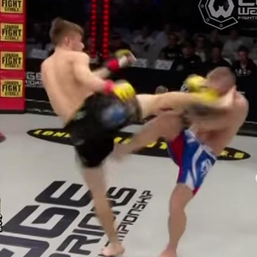 Lutador quebrando braço do rival com um chute durante luta de MMA