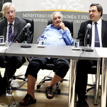 Mujica, coerente, usa sandálias durante cerimônial
