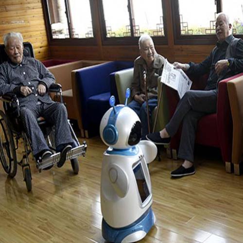 Um robô que acompanha idosos é apresentado em feira tecnológica.