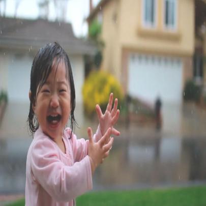 Veja a reação da criança ao sentir a chuva pela primeira vez