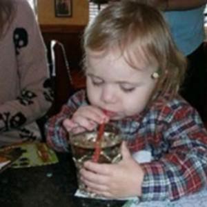Criança bebe uísque no aniversário de 2 anos após erro de garçom
