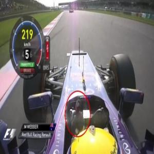 Webber mostra o dedo do meio para Vettel durante a prova e...