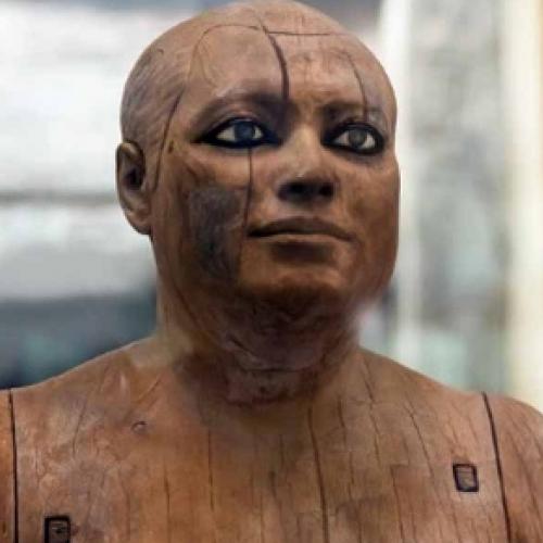 A intrigante estátua egípcia de madeira realista com olhos de cristal