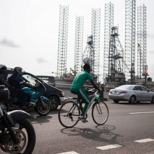 Homem pedala mais de 100km equilibrando bola na cabeça