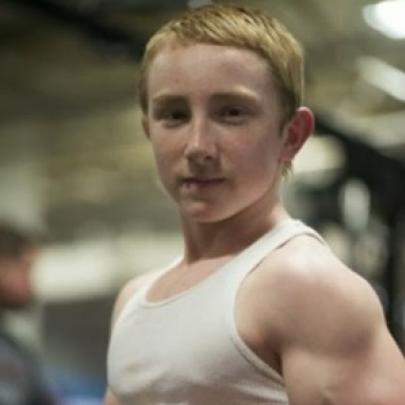 Conheça o menino que bateu o record mundial de levantamento de peso!