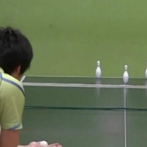 Homem faz truques incríveis de Ping-Pong