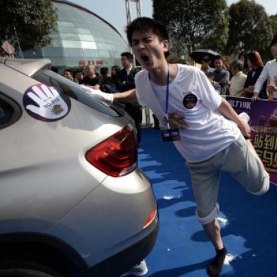 Chineses ficam em pé por horas para ganhar uma BMW zero
