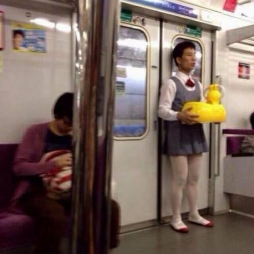 Gente diferente vista no metrô