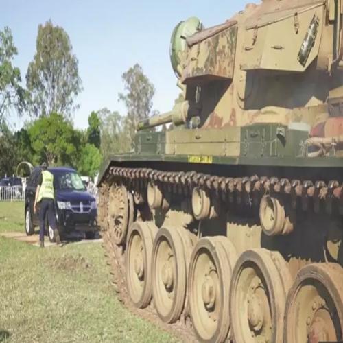 Casal australiano resolve usar tanque para destruir carro defeituoso