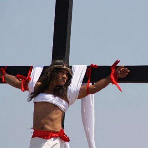 Homem que foi pregado na cruz por 33 vezes toda sexta-feira santa