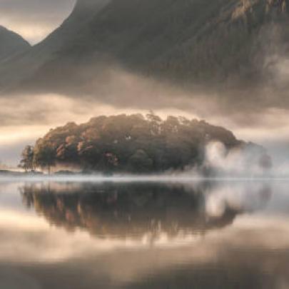 Lago com névoa rende prêmio de fotógrafo de paisagem do ano