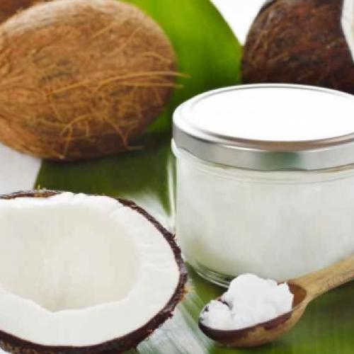 Estudos mostram que o óleo de coco ajuda a diminuir a doença cardíaca.