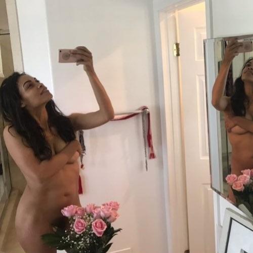 A atriz Rosario Dawson posta vários nudes nas redes e viraliza