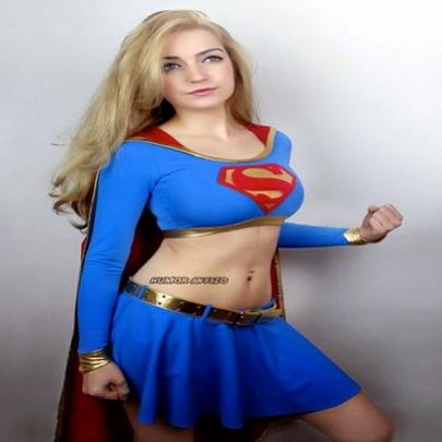 Chiquitita nos seus belos fotos cosplay Supergirl!