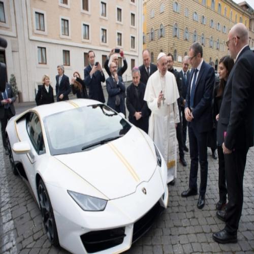 Papa ganha Lamborghini no Vaticano