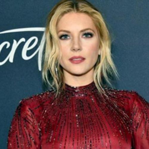 Katheryn Winnick publica foto ao lado de rapaz e internautas não perdo