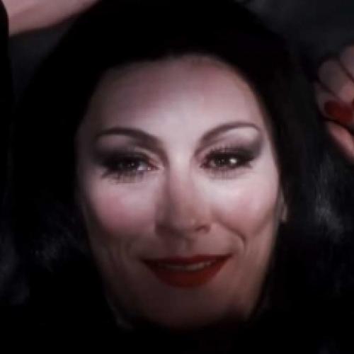 Veja como está atualmente a Morticia Addams de 'A Família Addams'