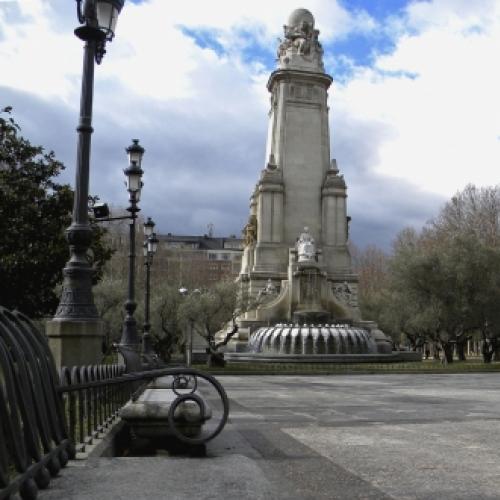 Uma Praça em Madri dedicada a Cervantes e Dom Quixote.
