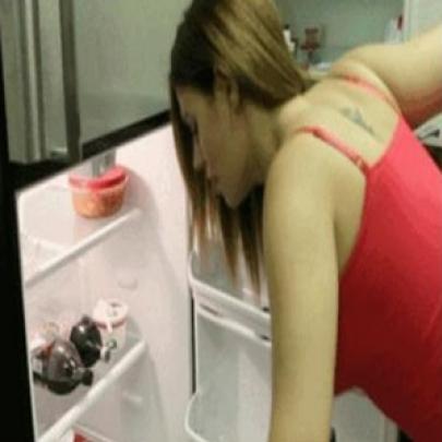 Abrindo a geladeira quando derrepente...