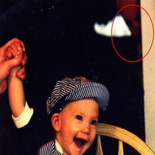 Suposto fantasma aparece em foto de bebê, e é realmente bizarro