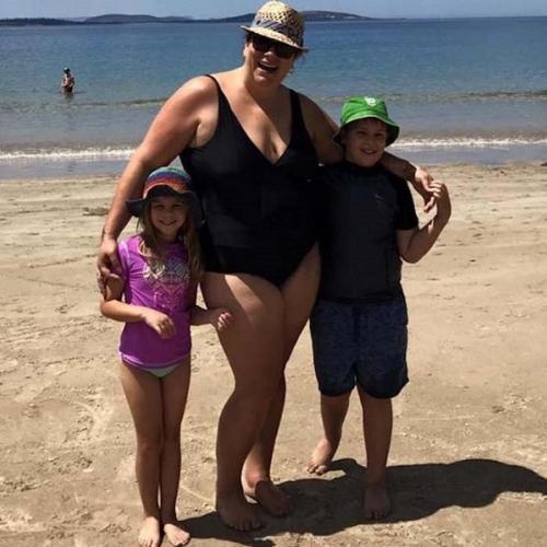 O marido tirou uma foto deles na praia… Mas olha para a foto com cuida