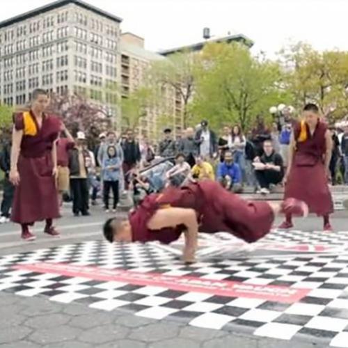 Grupo de monges faz apresentação incrível de Hip-hop em praça pública 