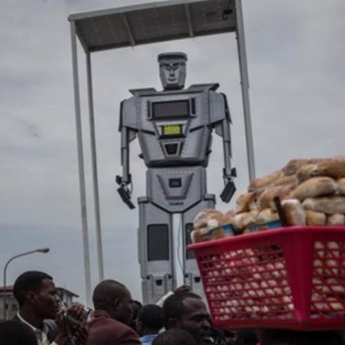 Bizarro, mas eficiente. Congo utiliza robôs gigantes para vigiar a cid