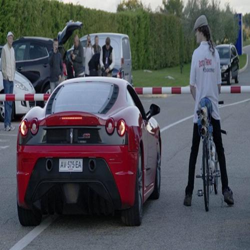 Bicicleta atinge 333 Km/h e ganha duelo contra um…Ferrari!