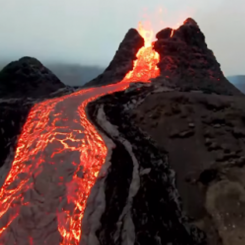 Veja de pertinho o vulcão da Islândia que entrou em erupção