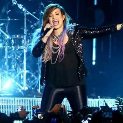 Demi Lovato cai e comete gafe em show no Rio
