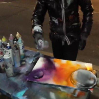 Artista pinta quadros com tintas spray 