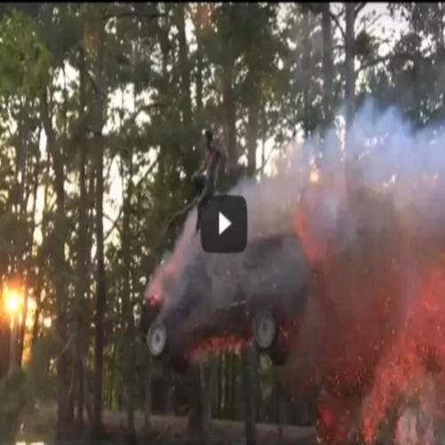 Americano joga carro em chamas em lago