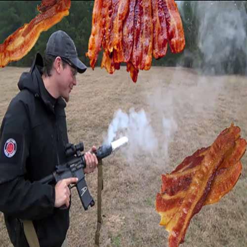 Americano frita fatias de bacon no cano de um fuzil M16