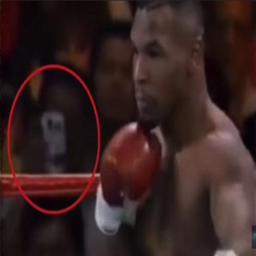 Fã de Mike Tyson usa smartphone em 1995?