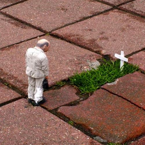 Ironias e problemas atuais em forma de arte de rua em miniatura