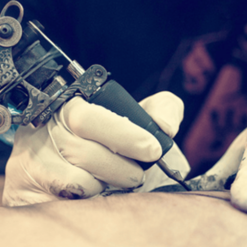 Cicatrizes de tinta: a psicologia por trás das tatuagens