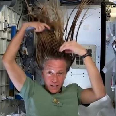 Astronauta mostra como lavar os cabelos no espaço
