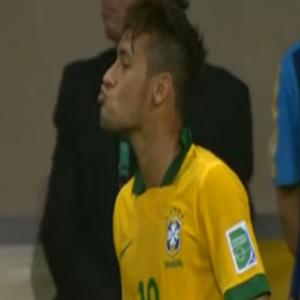 Neymar manda beijinho para jogador uruguaio