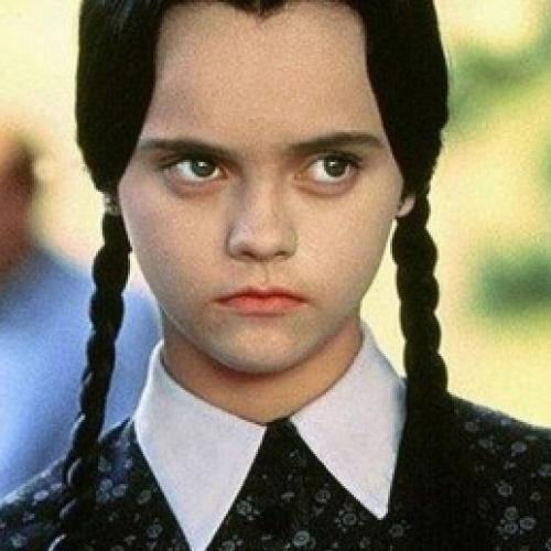 Lembra da Wandinha de ‘A Família Addams’? Ela está grávida de seu prim