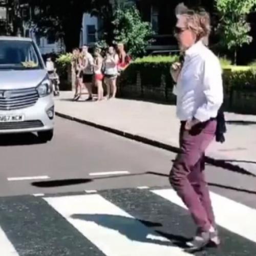 Paul McCartney atravessa Abbey Road