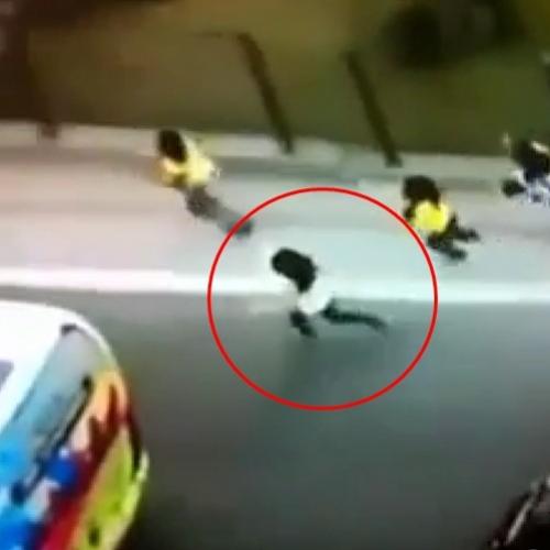 Garota corre atrás do ônibus da seleção brasileira e cai de cara no ch