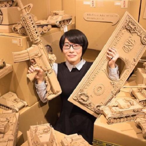 Artista transforma caixas de papelão em réplicas impressionantes