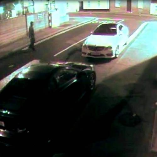 Este ladrão tentou assaltar uma Mercedes com um tijolo