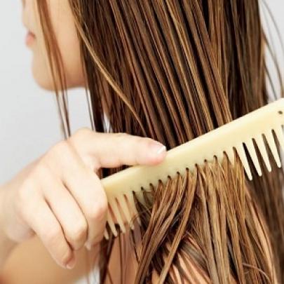 Pentear cabelos molhados facilita quebra