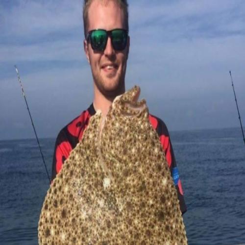 Pescador britânico sofre parada cardíaca após beijar um peixe