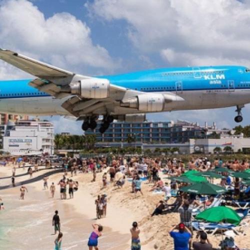 Turistas são arrastados pela força de um avião contra a praia