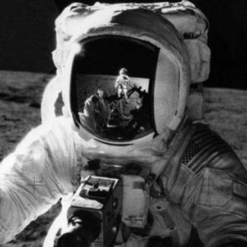 Reveja belas imagens Históricas do homem na Lua